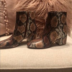 NWOT Chinese laundry snake boots